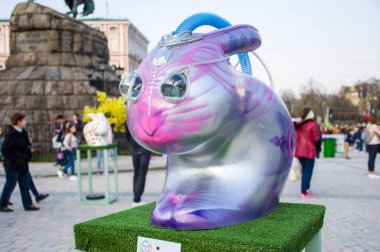 Yaratıcı fantastik futuristik yabancı şekil hare veya şeffaf cam gözlü mor ve pembe renklerde tavşan. Güzel sanat Paskalya dekorasyon. Kiev (Kiev), Ukrayna, Nisan 2018