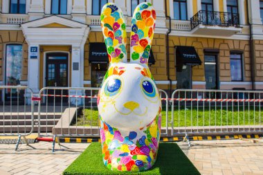 Çok renkli Paskalya mürekkep lekeli büyük kulaklar açık manzaralı beyaz tavşan kaplı. Güzel sanat. Kiev (Kiev), Ukrayna, Nisan 2018