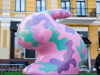 Rakam Paskalya tavşanı yeşil, boyama askeri kamuflaj ile mor pembe ve mor lekeler yakın arka plan eski evi. Güzel sanat Paskalya dekorasyon. Kiev (Kiev), Ukrayna, Nisan 2018