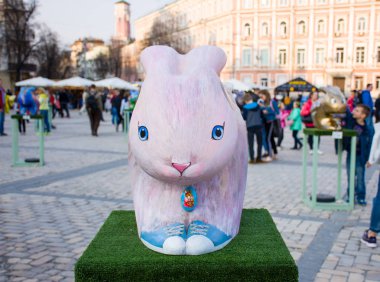 Pembe Paskalya tavşanı mavi gözleri ve kendi ayakları üzerinde mavi spor ayakkabıları ile üç boyutlu resimler görünümü ön. Güzel sanat Paskalya dekorasyon