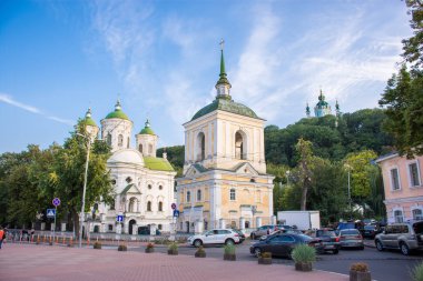 Pokrovska (Svyato-Pokrovska) autocephalous Ukrayna Kilise Podil Kiev Mahallesi'nde inşa. St Andrew's kilise kubbe arka planda olduğunu