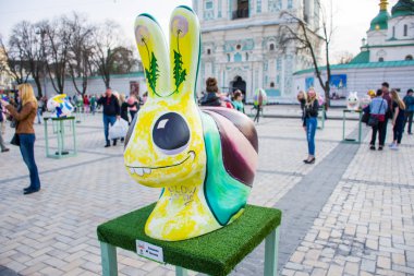  Sanat şekil Paskalya tavşanı salyangoz büyük gözler, diş ve büyük kulaklara boyalı dandelions şeklinde. Güzel sanat Paskalya dekorasyon. Kiev (Kiev), Ukrayna, Nisan 2018