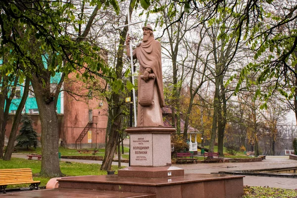 石の記念碑のウラジミール キエフ キエフ Drevlyansky 公園の背景に花崗岩の台座側面にキエフ大公国の支配者の偉大なグランド プリンス — ストック写真