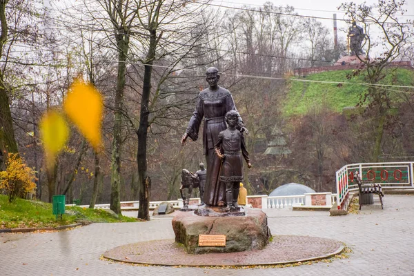 Бронзовый Памятник Малуши Княгини Древних Древлианцев Маленьким Сыном Владимиром Македонским — стоковое фото