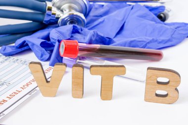 Vit B vitamin B kısaltma veya kısaltma tanılama veya Tıbbi Laboratuar testi fotoğraf kavramı. Word Vit B kan örneği test tüpü, koruyucu eldiven ve hematolojik kan analizi arka plan.