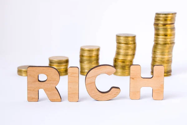 Ordet Rich Tredimensionella Bokstäver Förgrunden Med Tillväxt Kolumner Med Mynt — Stockfoto