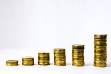 Altı yığınları beyaz üzerinde artan madalyonun arka plan gri. Fotoğraf illüstrasyon iş ve ticaret, gelir, yatırım, ücret, mallar, hizmetler için yükselen fiyatlar büyüme başarı