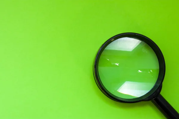 Lupa Preta Para Leitura Como Ferramenta Investigação Está Fundo Verde — Fotografia de Stock