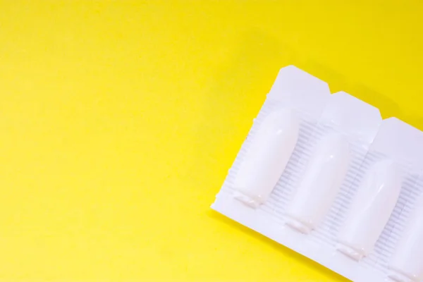 Embalaje Los Medicamentos Forma Supositorios Están Amarillo Vista Fondo Uniforme — Foto de Stock