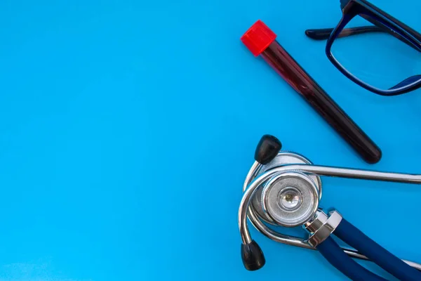 Laboratoryjnego Plastikową Rurkę Krwi Analizy Stetoskop Niebieskim Tle Zajmują Połowę — Zdjęcie stockowe
