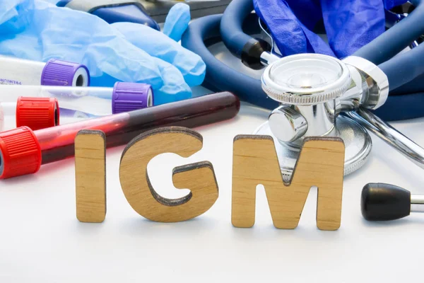 实验室诊断中的医学缩写 Igm 创造词 Igm 意思免疫球蛋白 由试管围拢与血液 听诊器和其他医疗设备 — 图库照片