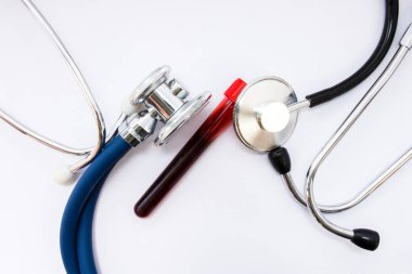 Hematoloji, kan, kan oluşturan organ ve kan hastalıkları tıbbi kavram. Laboratuvar test tüpü hastanın kan ile muayene Stetoskoplar iki kafa ile çevrilidir