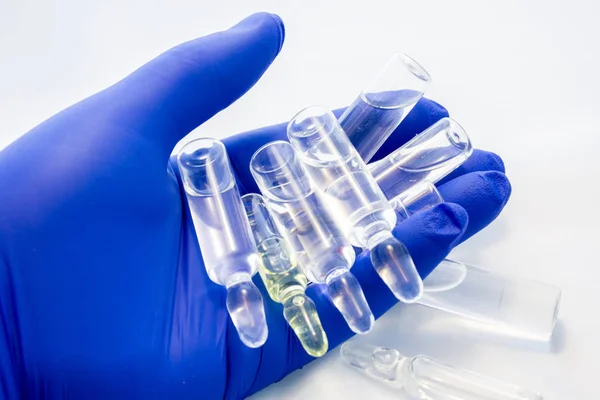 科学家或药剂师手握透明小瓶或准备注射的药物 医疗概念照片 新药临床试验 程序现场 — 图库照片