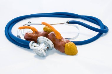 Mavi stetoskop beyaz arka plan üzerinde böbrekler ve adrenal şekli çevreleyen. Fikir fotoğraf tanı, önleme ve böbrekler, ameliyat öncesi hazırlık, araştırma veya test hastalıklarının tedavisi