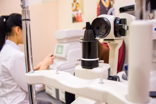 Ögonläkare Siluett Genomför Undersökningen Oftalmologiska Apparater Suddig Bakgrund Medan Förgrunden — Stockfoto