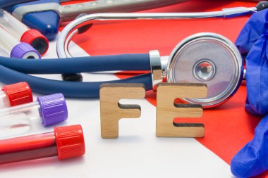 Fe tıbbi kısaltma anlamı Toplam demir veya ferrum laboratuvar teşhis kırmızı zemin üzerine kan içinde. Kimyasal adı Fe tıbbi laboratuvar test tüpleri kan ile çevrili stetoskop