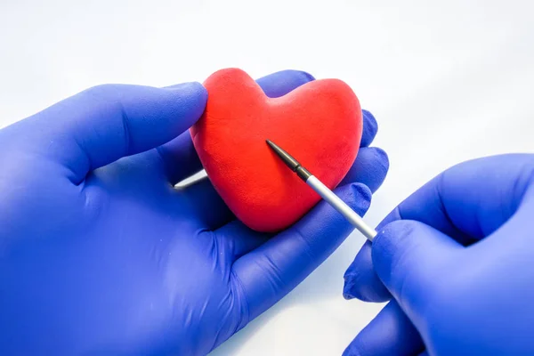 Médico Científico Biólogo Sosteniendo Forma Del Corazón Con Otra Mano — Foto de Stock