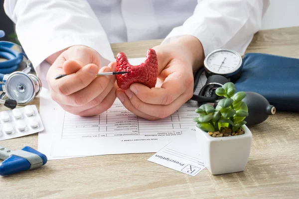 Cita Con Médico Médico Muestra Forma Del Paciente Glándula Tiroides — Foto de Stock