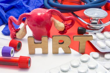 HRT hormon replasman tedavisi kavramı fotoğraf, kadınların menopoz döneminde sürebilir hormon takviyeleri tıbbi kısaltması. Kadın rahim, hormonal ilaç şekil tarafından çevrili Word Hrt harfler