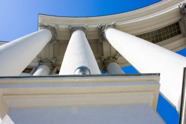 Baz ile üç büyük beton sütun Mavi gökyüzü alt görünümüne karşı çatı tutun. Imparatorluk tarzı mimarisi 