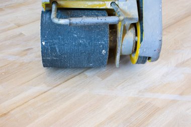 Ahşap parke, sert ahşap zemin veya zemin diğer tip kazıyor süreci için kazıyor makine veya değirmeni ön görünümü kullanıma hazırdır. Marangozlar iş fotoğrafı