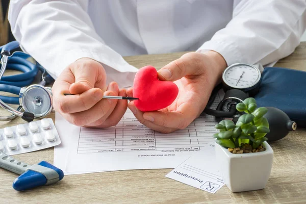 Beim Arzttermin Zeigt Der Arzt Dem Patienten Die Form Des — Stockfoto