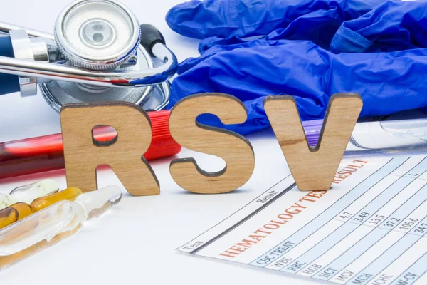Rsv实验室医学缩写呼吸同步病毒测试概念照片 桌子上是实验室首字母缩略词Rsv旁边的血液管 其他生物流体 结果分析 听诊器 — 图库照片