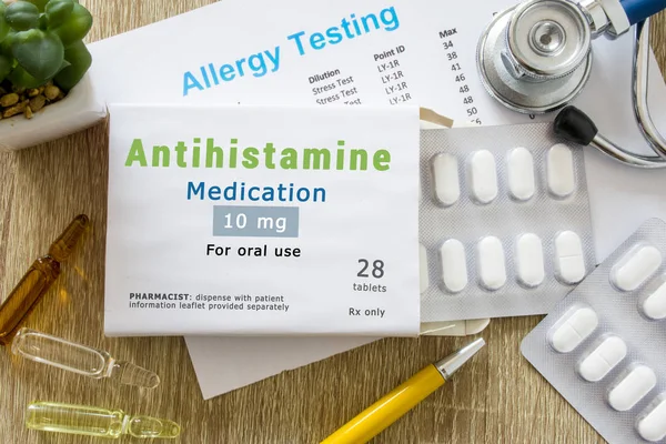 Antihistaminik ilaç veya alerji ilaç kavramı fotoğraf. Doktor masasında kelime 