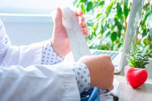 Médico Escritório Mesa Com Laptop Durante Admissão Paciente Digitaliza Fita — Fotografia de Stock