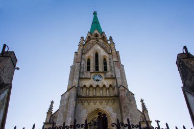 İsa'nın Kalp Kilisesi Varsayımlar Spire ve bir saat giriş kapısından ön görünümü. Chernivtsi eski sity mimarisi, Bukovina