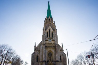 İsa'nın Kalp Katolik Kilisesi saat ve vitray-pencere ile Spire Varsayımlar ön görünümü. Chernivtsi eski sity mimarisi,-Bukovina