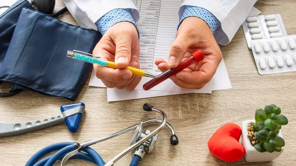 Doktor Během Konzultace Držel Ruce Ukazuje Pacientovi Zkumavku Krví Poradenství — Stock fotografie