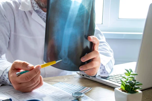 Médico Indica Paciente Durante Cita Radiografía Codo Que Indica Posible — Foto de Stock