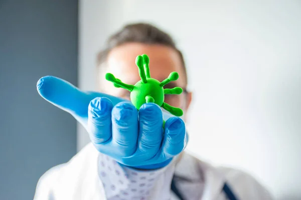 Een Microbioloog Arts Houdt Een Model Van Een Causaal Agens — Stockfoto