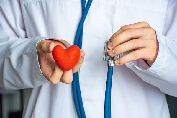 Médico Profissional Saúde Tem Forma Coração Uma Mão Estetoscópio Outra — Fotografia de Stock