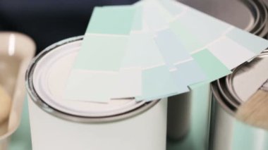 Ev Boyama proje başlatmak için sağlar. Metal boya... kutularını, Boya fırçaları ve boya renk örnekleri