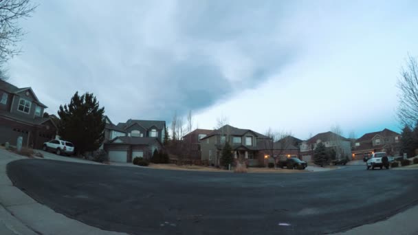 Conduite sur la route de banlieue tôt le matin .