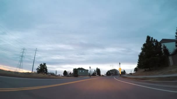 Frühen Morgen Auf Der Vorstadtstraße Unterwegs — Stockvideo