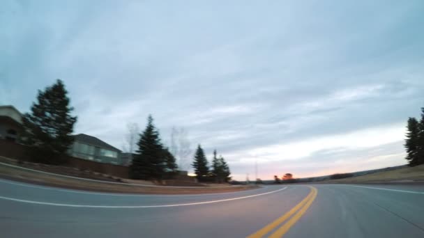 朝早くから郊外の道路で運転 — ストック動画
