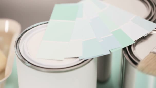Поставки Начала Проекта Покраске Домов Металлические Банки Краской Кисти Образцы — стоковое видео