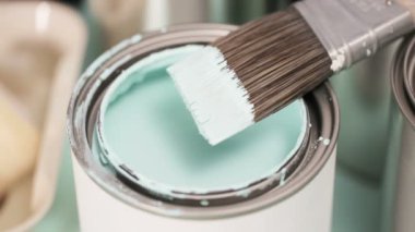 Açılan metal boya mavi renk boya ve diğer boya malzemeleri