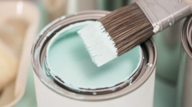 Açılan metal boya mavi renk boya ve diğer boya malzemeleri