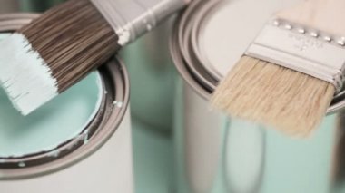 Açılan metal boya mavi renk boya ve diğer boya malzemeleri