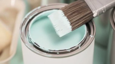 Açılan metal boya mavi renk boya ve diğer boya malzemeleri