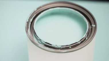 Açılan metal boya mavi renk boya ve diğer boya malzemeleri