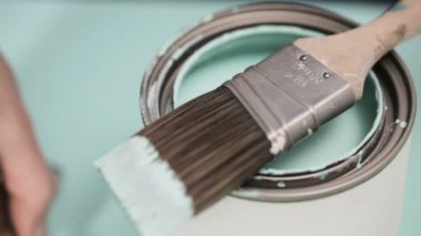 Açılan metal boya mavi renk boya ve diğer boya malzemeleri