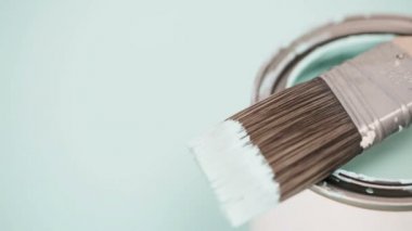 Açılan metal boya mavi renk boya ve diğer boya malzemeleri