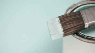 Açılan metal boya mavi renk boya ve diğer boya malzemeleri