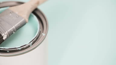 Açılan metal boya mavi renk boya ve diğer boya malzemeleri