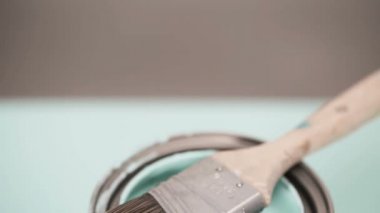 Açılan metal boya mavi renk boya ve diğer boya malzemeleri